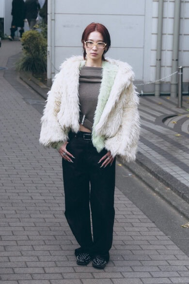 【スナップ】ファー×フェイクレザーの質感の掛け算が見どころ