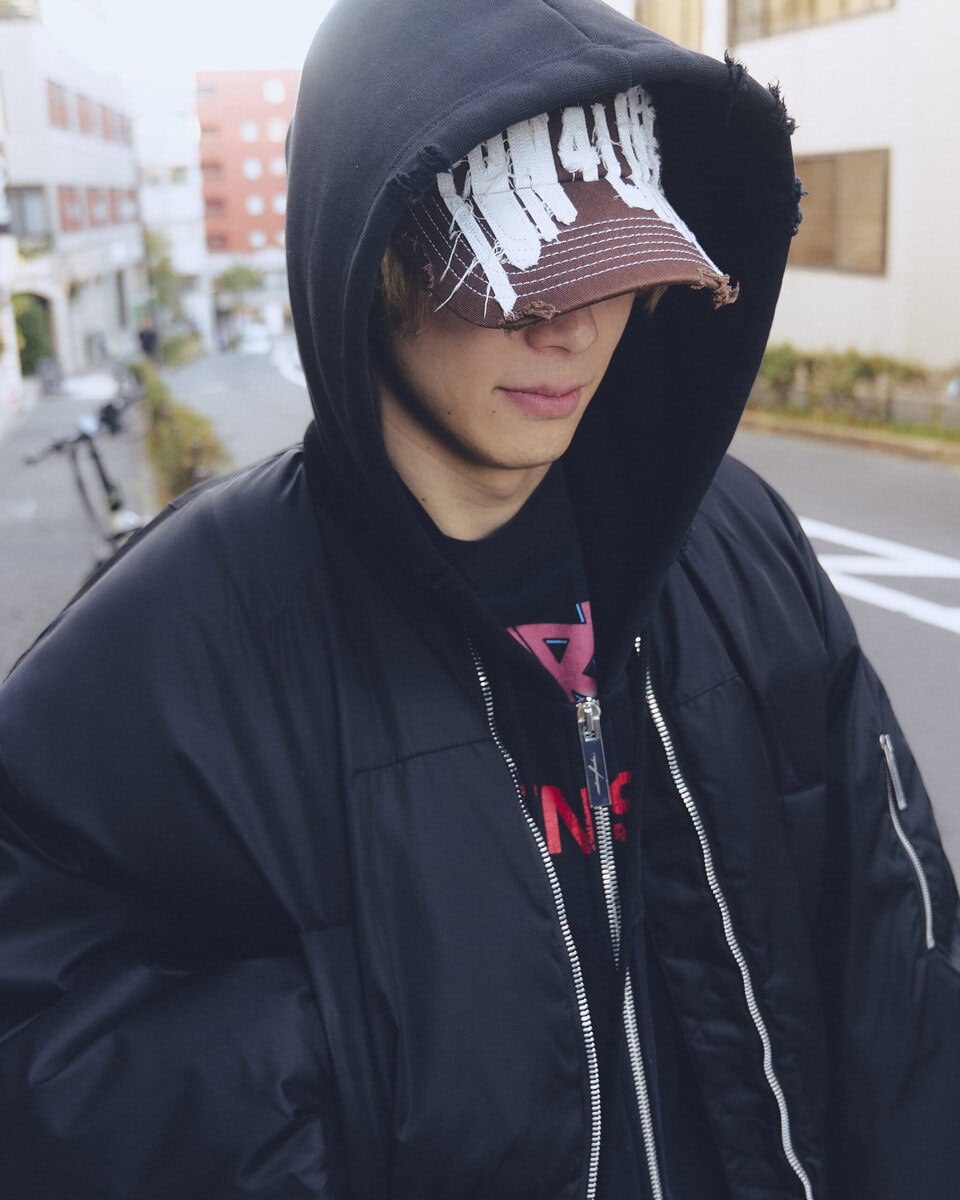 【スナップ】パリコレの新星ブランド「マティエール・フェカル」が主役のオールブラックコーデ