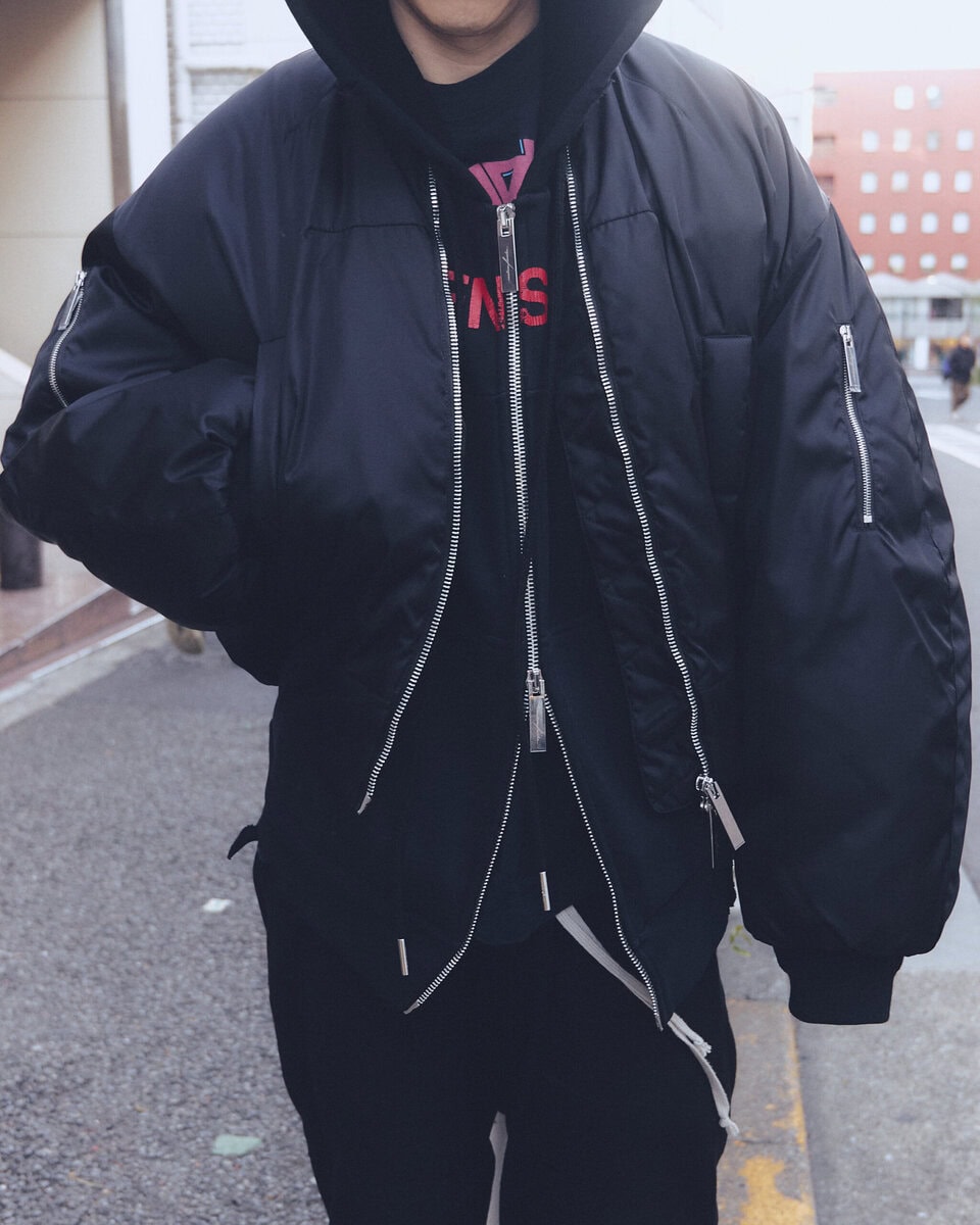 【スナップ】パリコレの新星ブランド「マティエール・フェカル」が主役のオールブラックコーデ