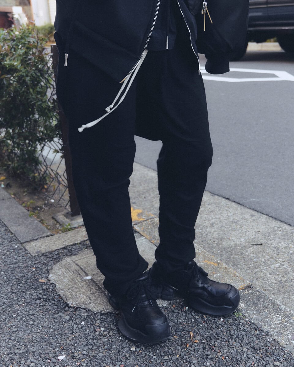 【スナップ】パリコレの新星ブランド「マティエール・フェカル」が主役のオールブラックコーデ