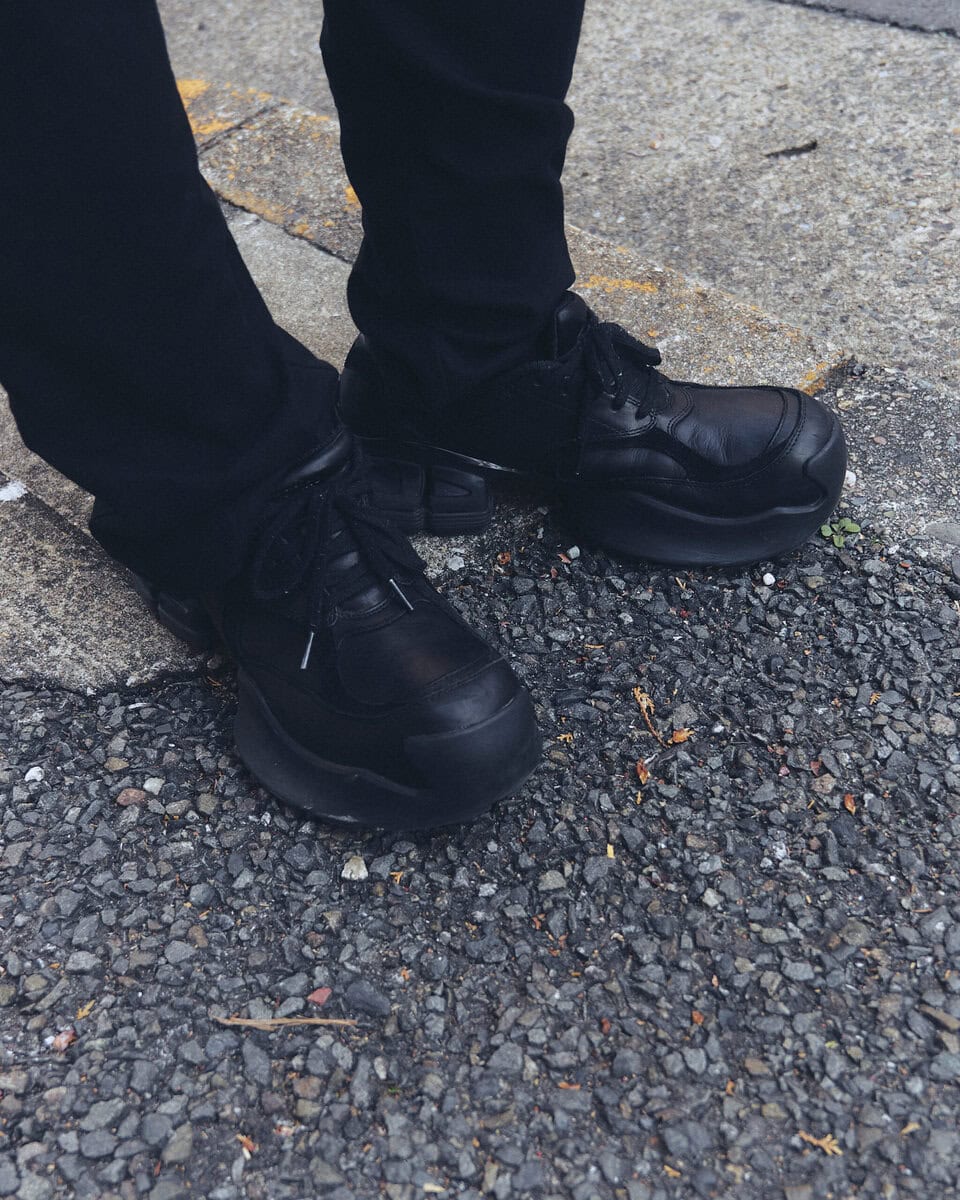 【スナップ】パリコレの新星ブランド「マティエール・フェカル」が主役のオールブラックコーデ