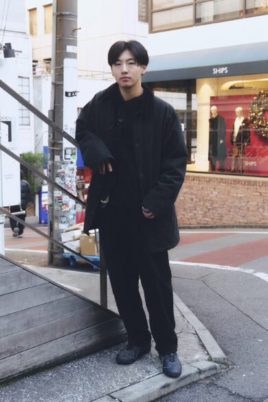 【スナップ】色は黒で統一しながら素材で“立体感”を演出する上級コーデ