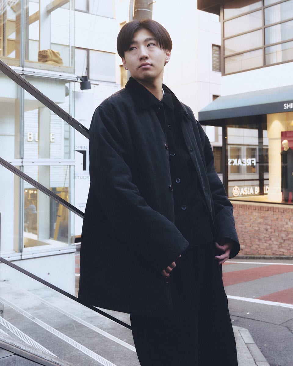 【スナップ】色は黒で統一しながら素材で“立体感”を演出する上級コーデ