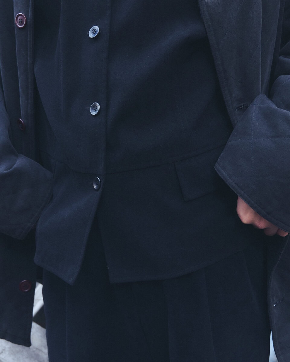 【スナップ】色は黒で統一しながら素材で“立体感”を演出する上級コーデ