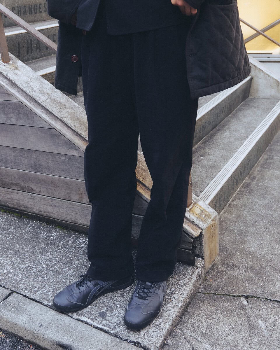 【スナップ】色は黒で統一しながら素材で“立体感”を演出する上級コーデ