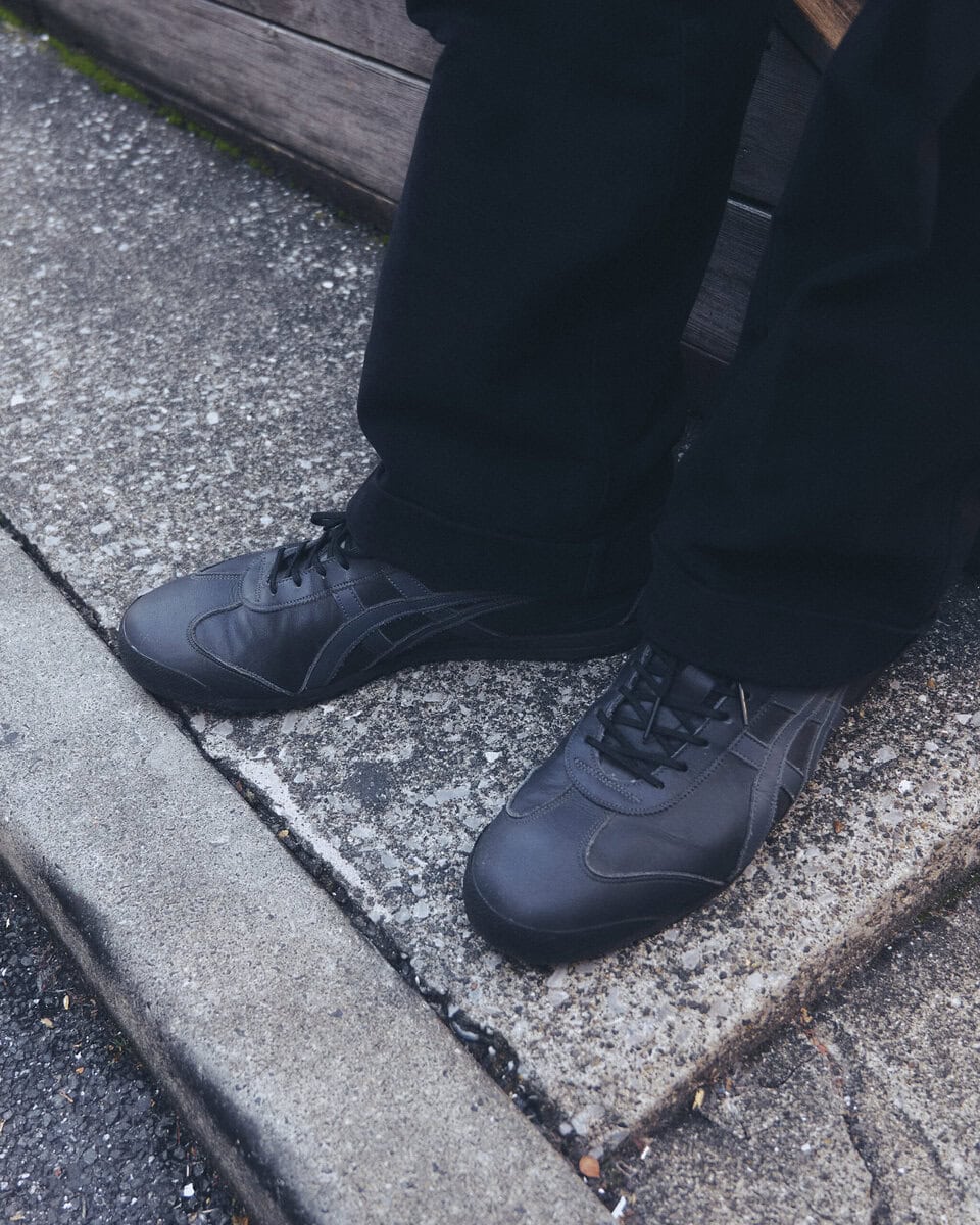 【スナップ】色は黒で統一しながら素材で“立体感”を演出する上級コーデ