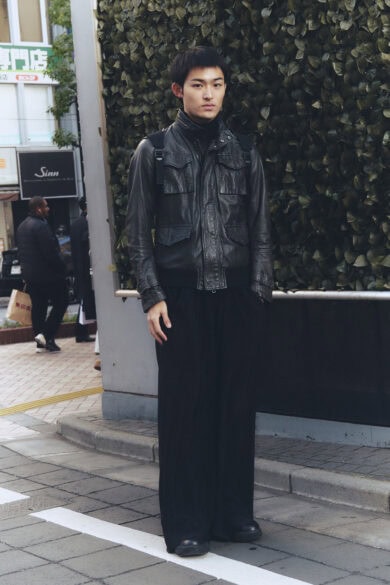 【スナップ】リュックから足元に至るまで“全身黒”の徹底ぶり