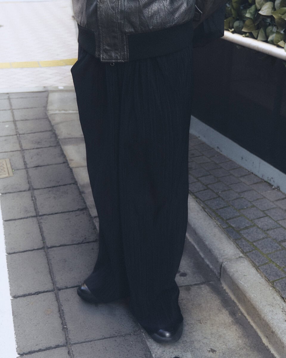 【スナップ】リュックから足元に至るまで“全身黒”の徹底ぶり