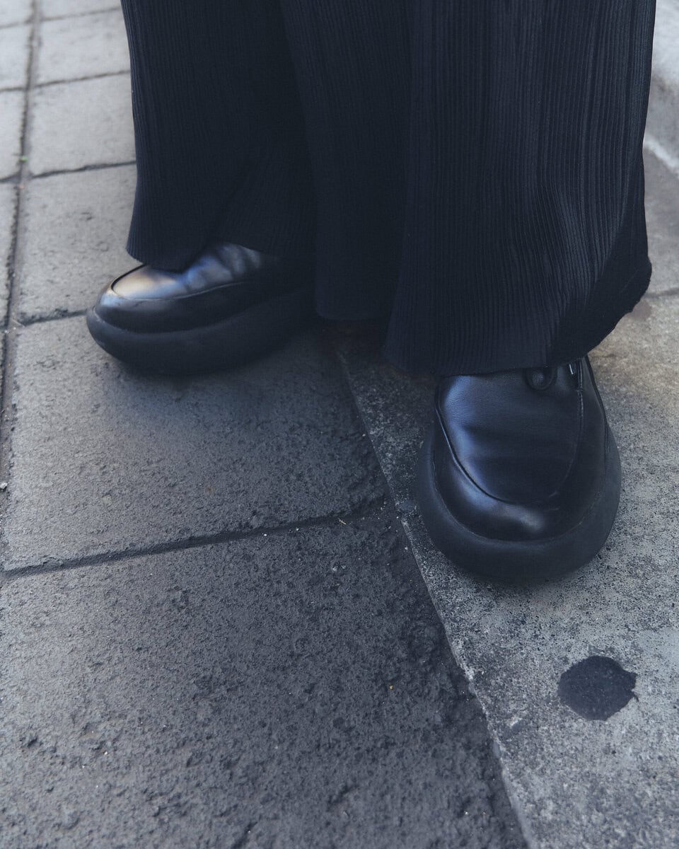 【スナップ】リュックから足元に至るまで“全身黒”の徹底ぶり