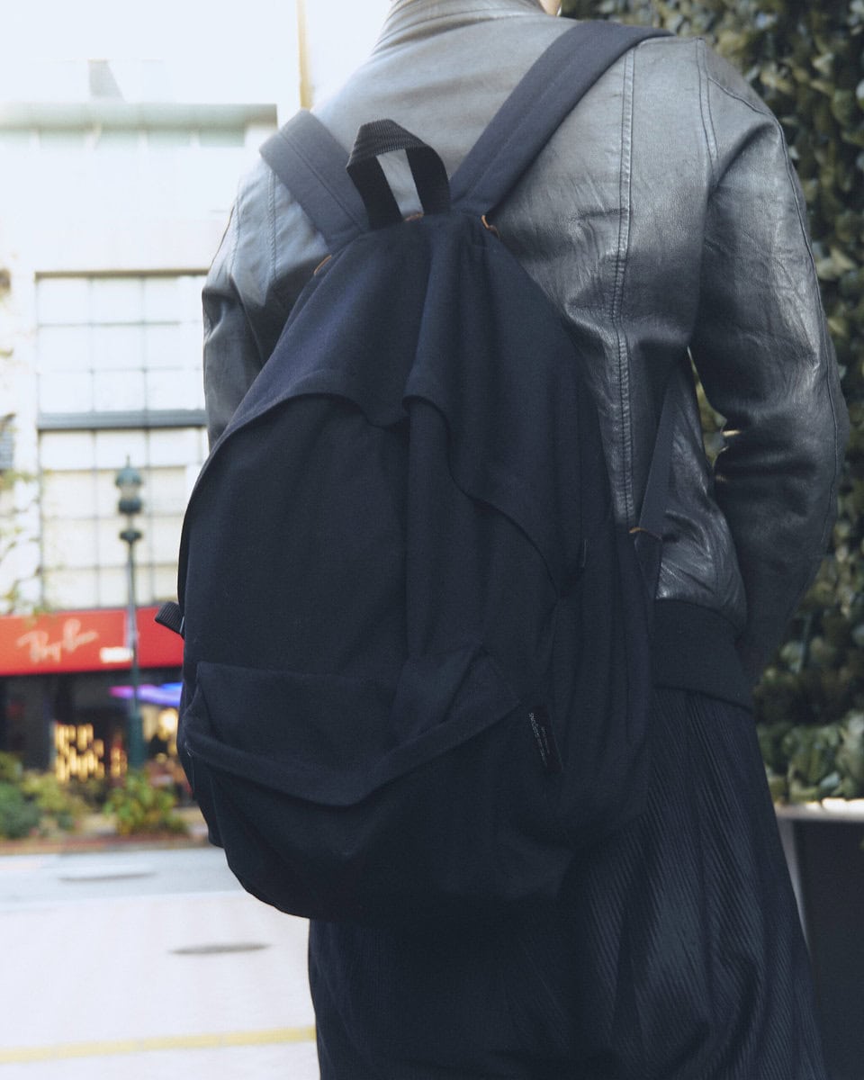 【スナップ】リュックから足元に至るまで“全身黒”の徹底ぶり