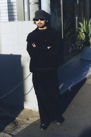 【スナップ】オールブラックコーデの足元にはサロモンが映えるという“今っぽさ”