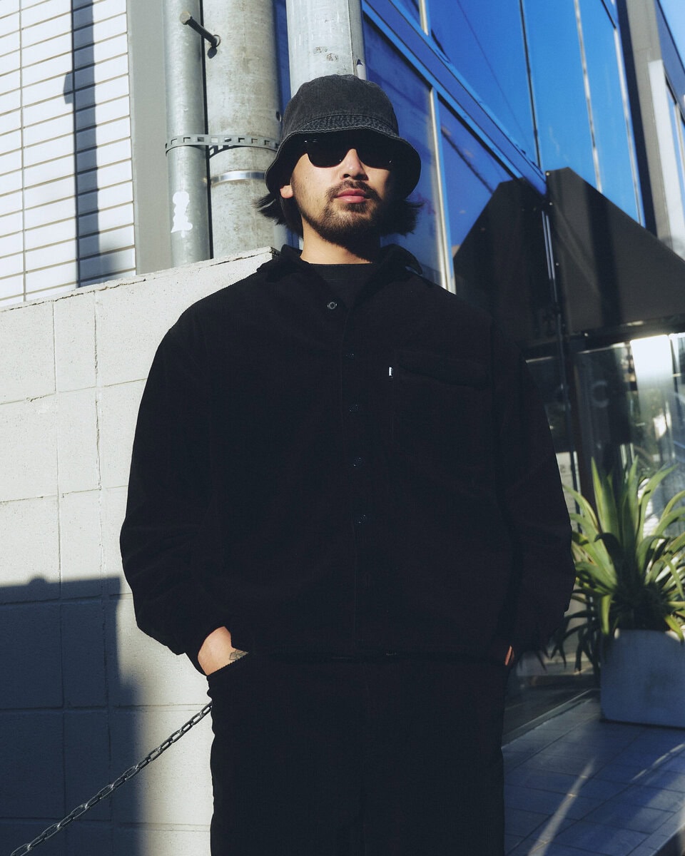 【スナップ】オールブラックコーデの足元にはサロモンが映えるという“今っぽさ”