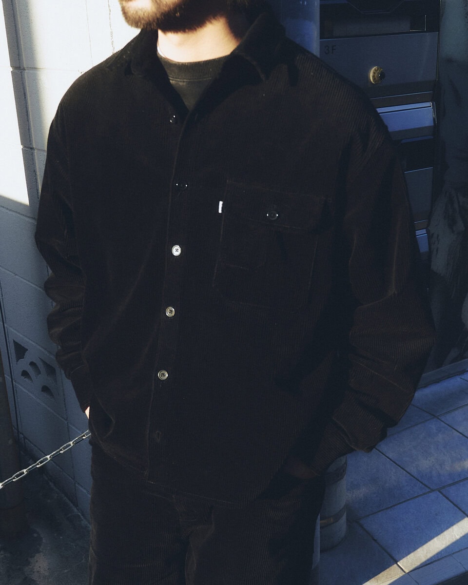 【スナップ】オールブラックコーデの足元にはサロモンが映えるという“今っぽさ”