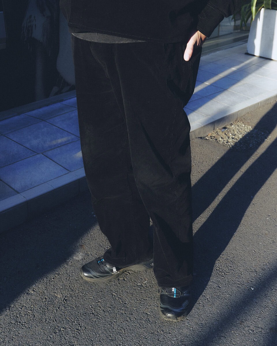 【スナップ】オールブラックコーデの足元にはサロモンが映えるという“今っぽさ”