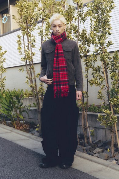 【スナップ】マフラーが“紅一点”ひと際目を引く小物づかいのお手本コーデ