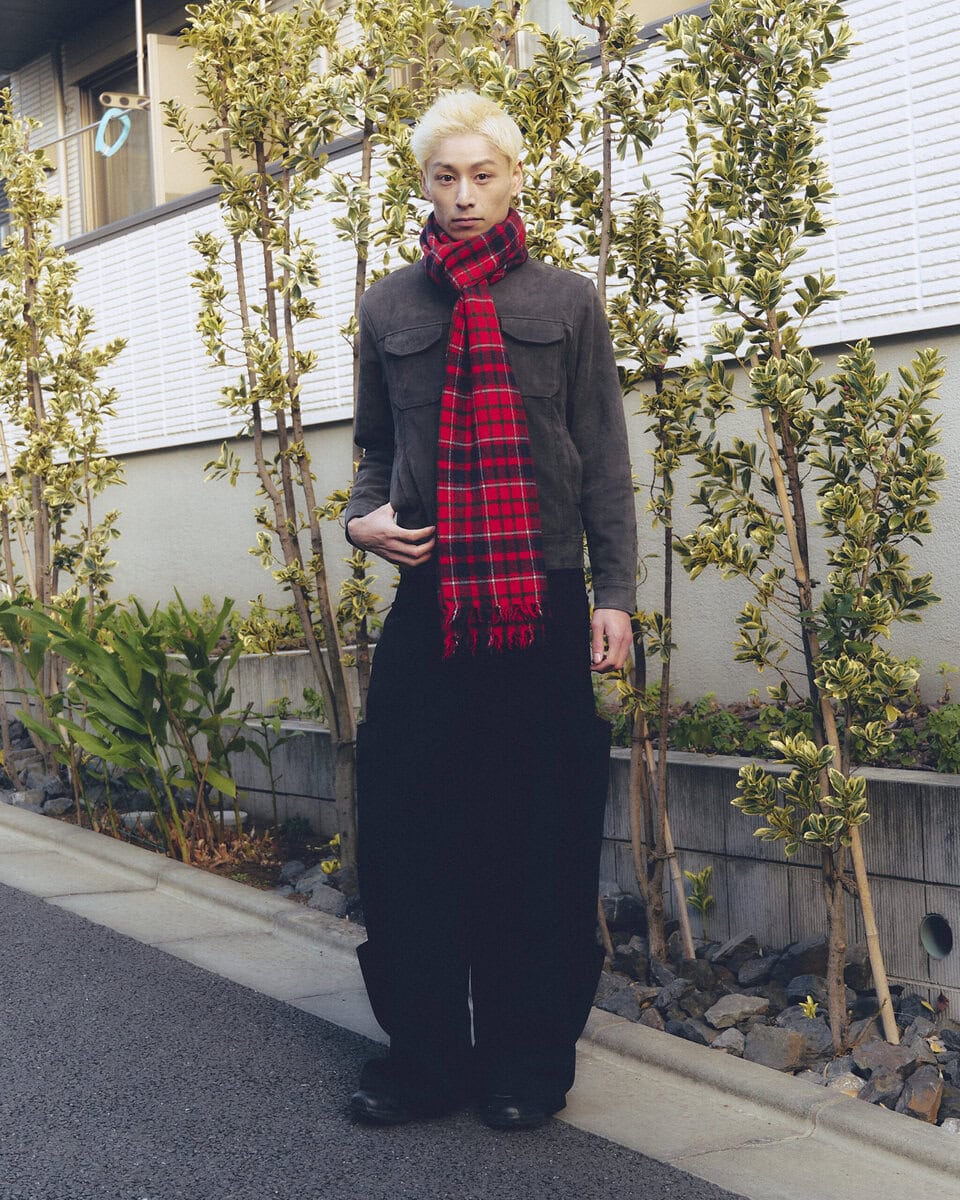 【スナップ】マフラーが“紅一点”ひと際目を引く小物づかいのお手本コーデ