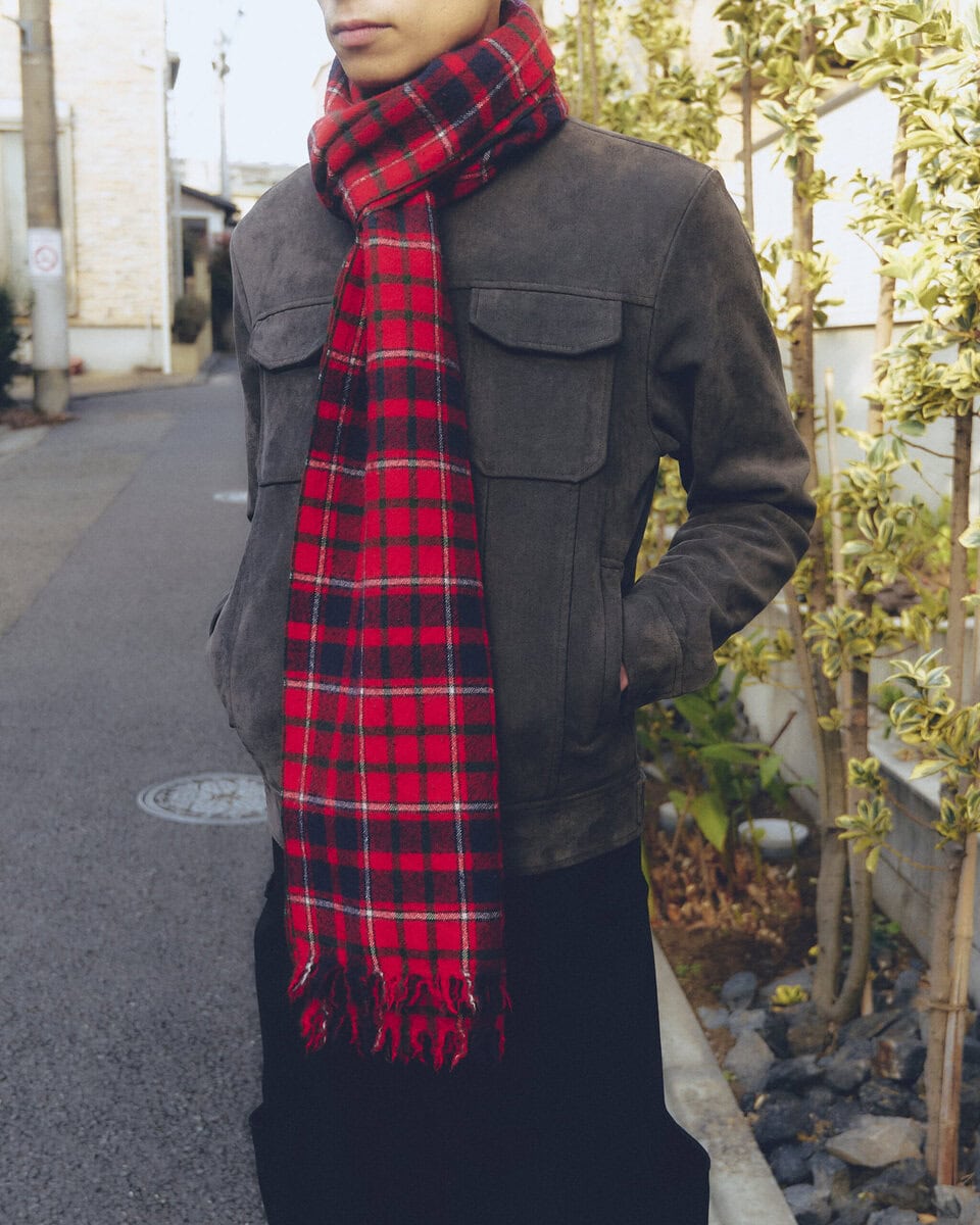 【スナップ】マフラーが“紅一点”ひと際目を引く小物づかいのお手本コーデ