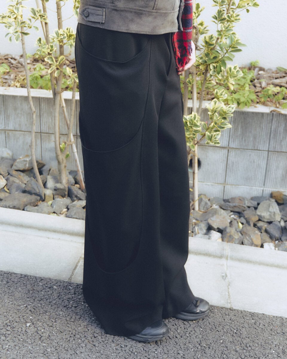 【スナップ】マフラーが“紅一点”ひと際目を引く小物づかいのお手本コーデ