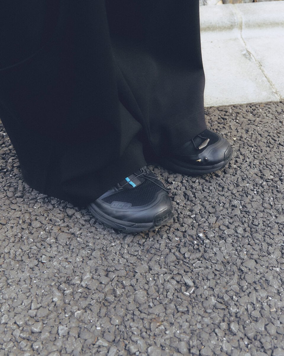 【スナップ】マフラーが“紅一点”ひと際目を引く小物づかいのお手本コーデ