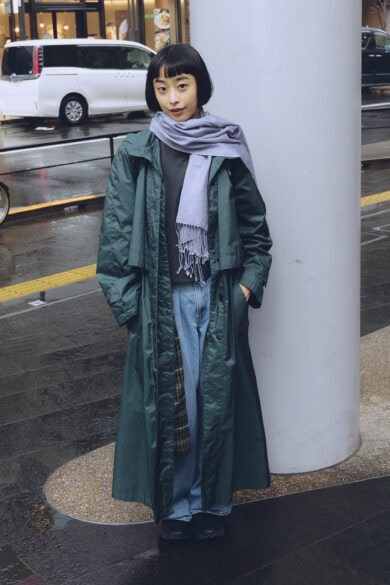 【スナップ】暗い印象にならないよう明るいグレーのストールを採用した色選びの妙