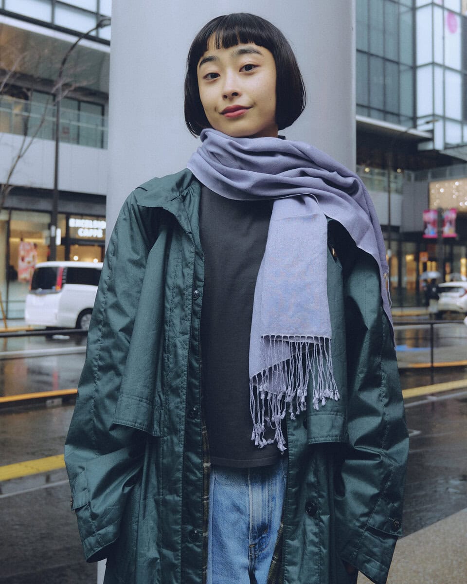 【スナップ】暗い印象にならないよう明るいグレーのストールを採用した色選びの妙