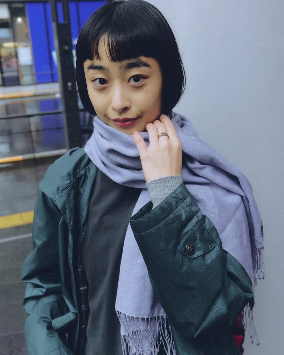 【スナップ】暗い印象にならないよう明るいグレーのストールを採用した色選びの妙