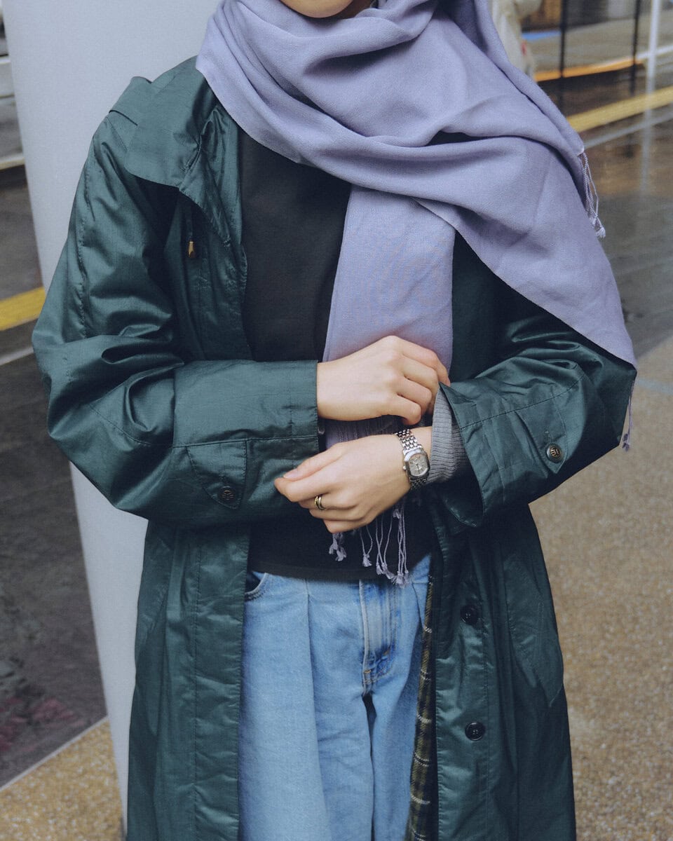 【スナップ】暗い印象にならないよう明るいグレーのストールを採用した色選びの妙