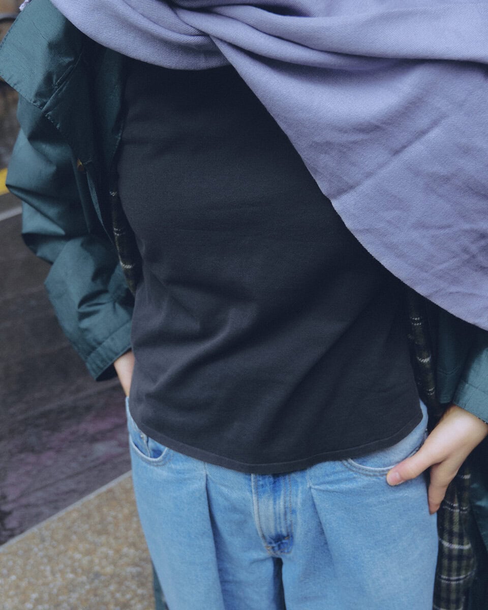 【スナップ】暗い印象にならないよう明るいグレーのストールを採用した色選びの妙