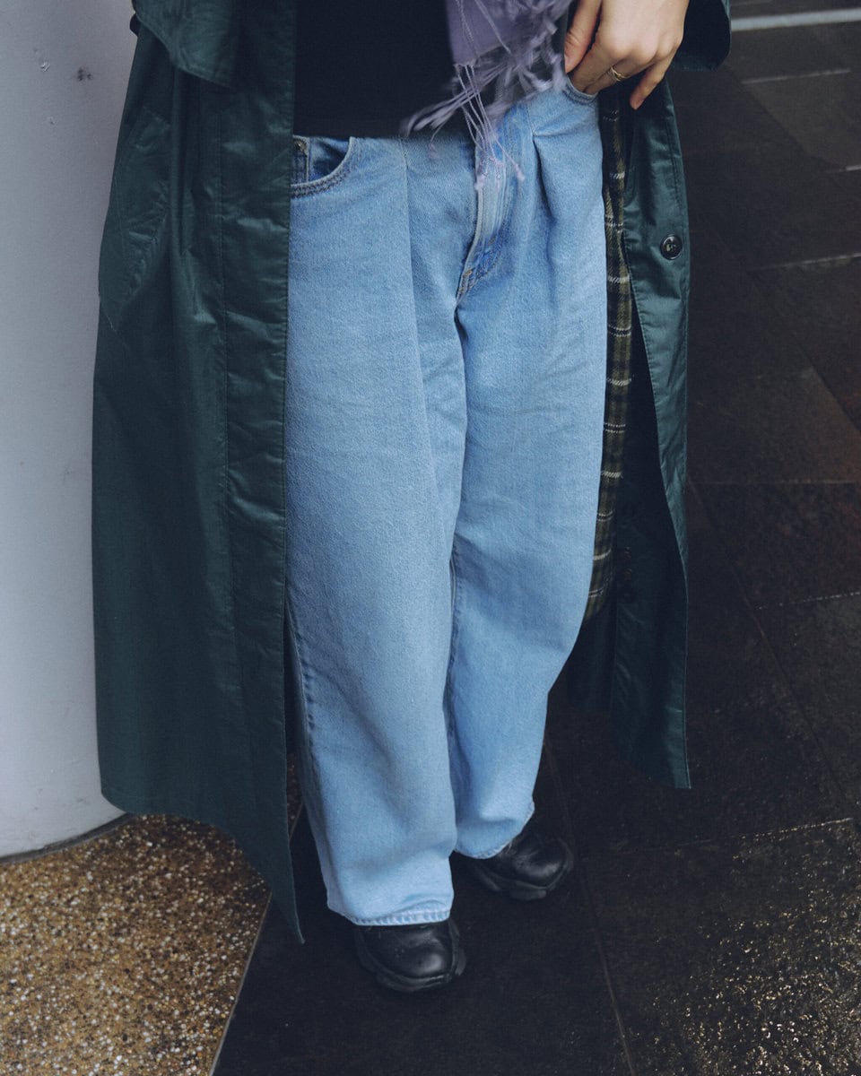 【スナップ】暗い印象にならないよう明るいグレーのストールを採用した色選びの妙