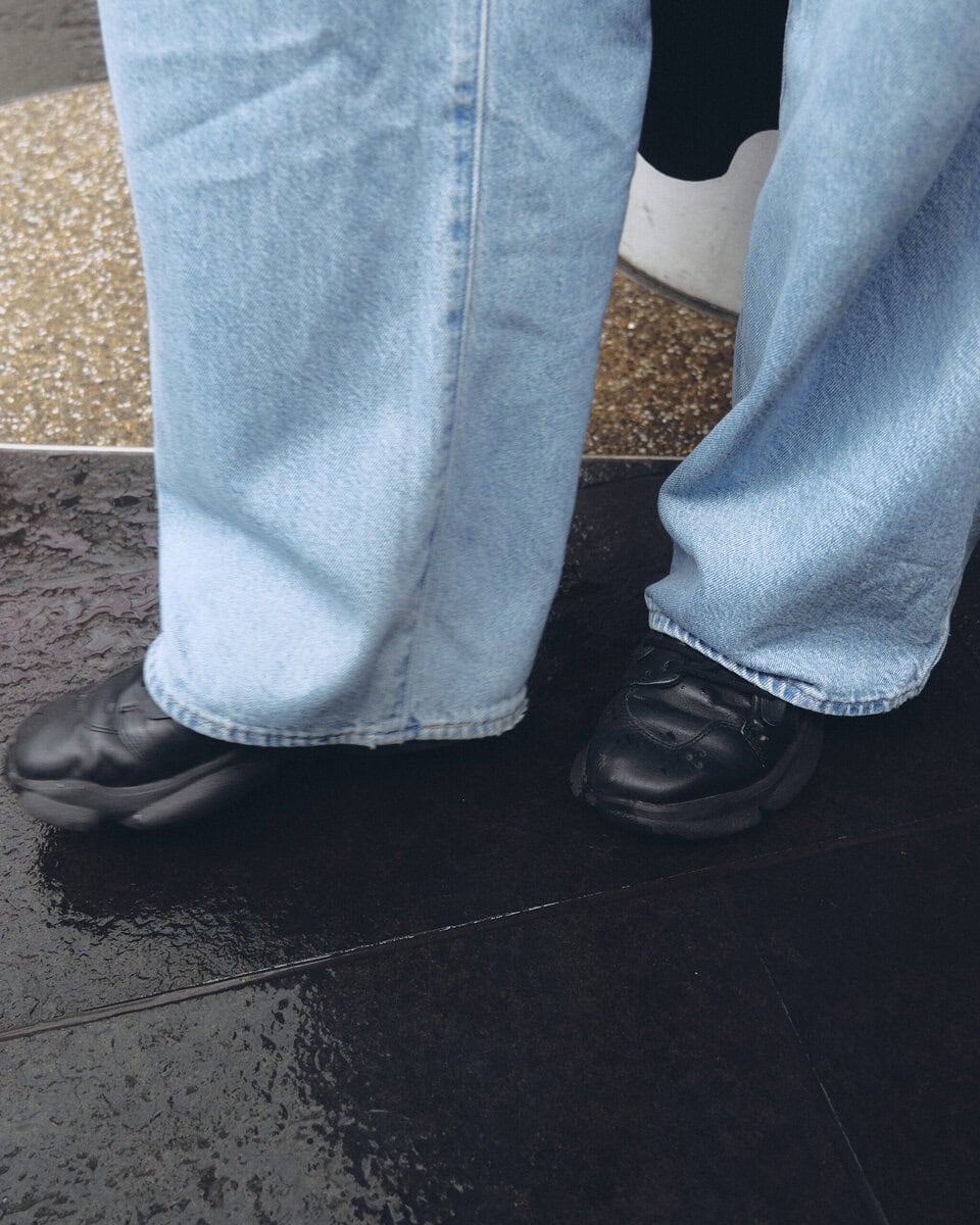 【スナップ】暗い印象にならないよう明るいグレーのストールを採用した色選びの妙