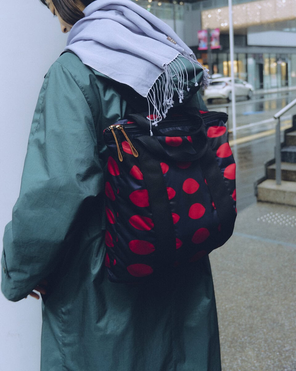 【スナップ】暗い印象にならないよう明るいグレーのストールを採用した色選びの妙