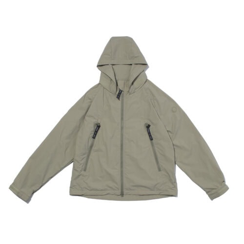 ナイロン100%の高密度生地を使用。裏面には通常よりも厚いアクリルコーティングを施すことで、紙のような独特のハリ感と構築的なフォルムを実現。表面には軽撥水加工を施し、春の不安定な天候にも対応 する。