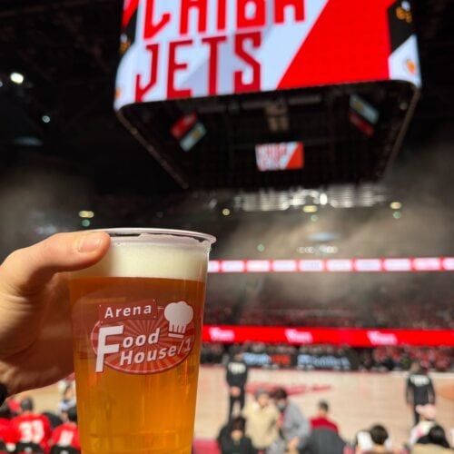 ビールとセンターにある大型スクリーン