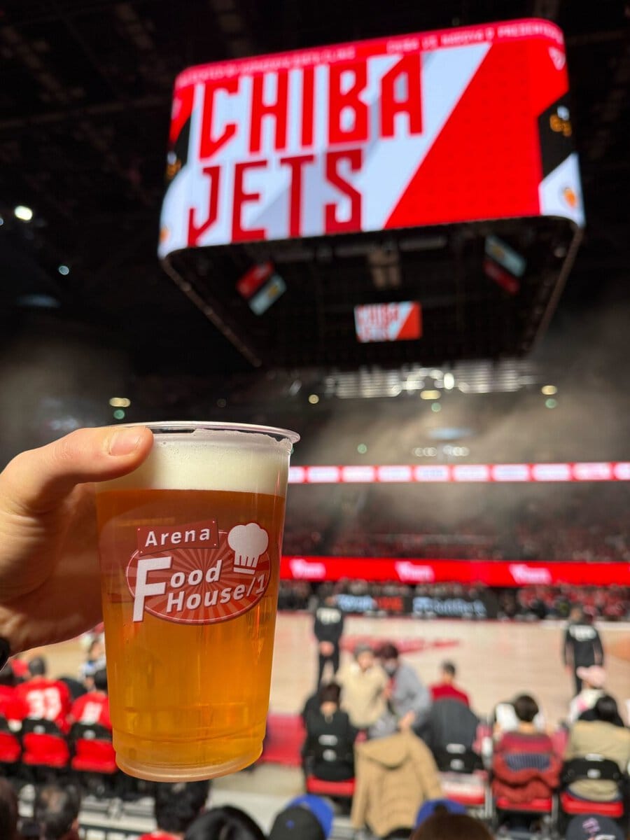 ビールとセンターにある大型スクリーン