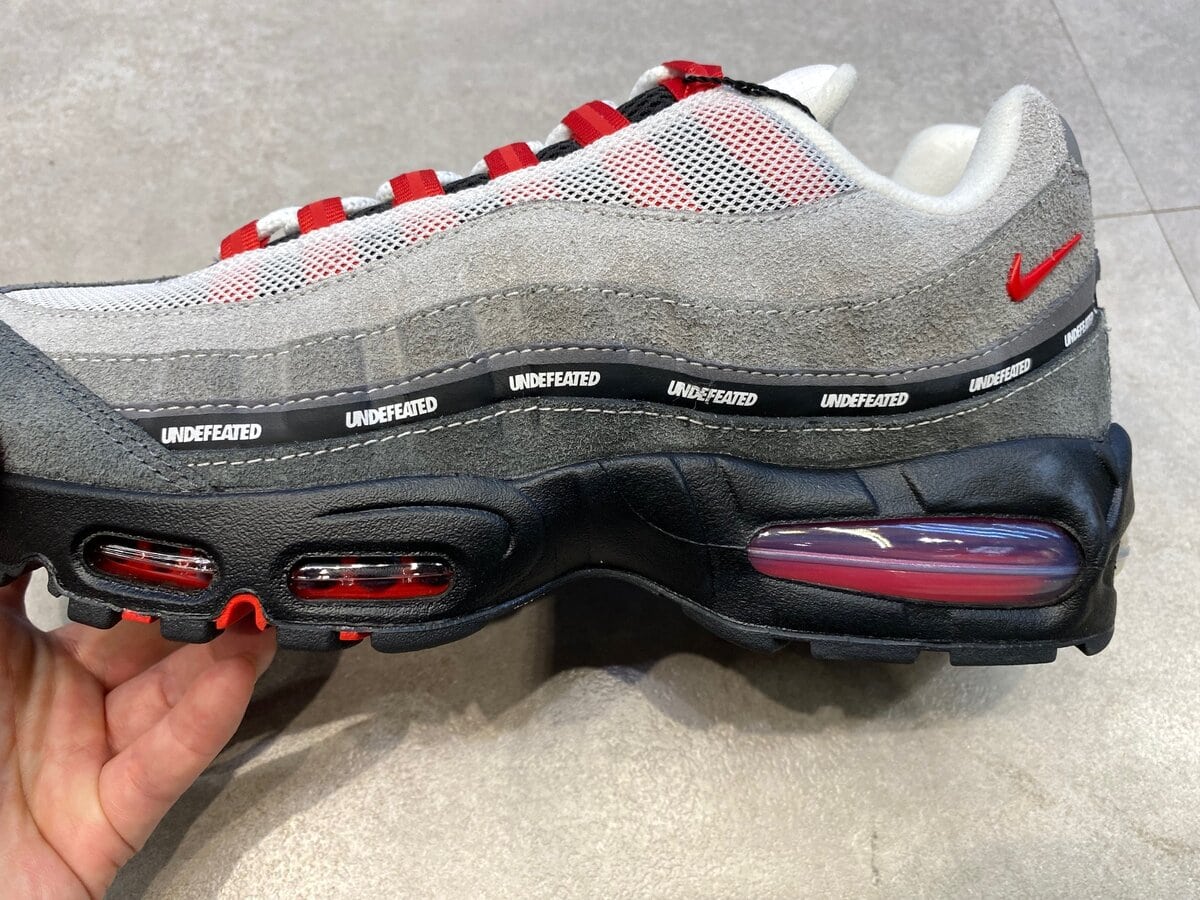 UNDEFEATED × Nike(アンディフィーテッド × ナイキ)のエアマックス95 SP "ファイヤーレッド" (東京 エクスクルーシブ) (シリアルナンバーあり/600足限定)