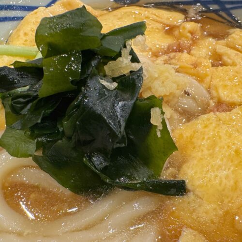 わかめトッピングで食感の楽しさをプラス