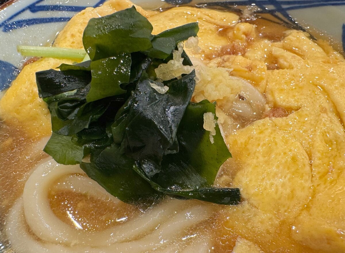 わかめトッピングで食感の楽しさをプラス