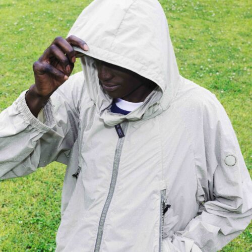 F/CE.のライン「Impression by F/CE.」として、衣服に残る“跡や痕跡（Impression）”をテーマに、機能と感性の融合を追求したプロダクトに。テーマに呼応し、時代の空気感や記憶に触れるディテールをデザインに落とし込んでいる。