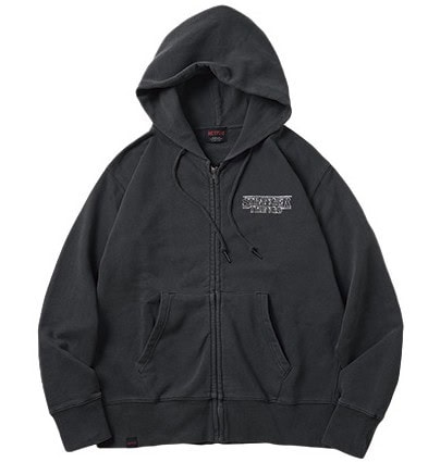 ジュンと『ストレンジャー・シングス』のコラボアイテム（ジップパーカ）