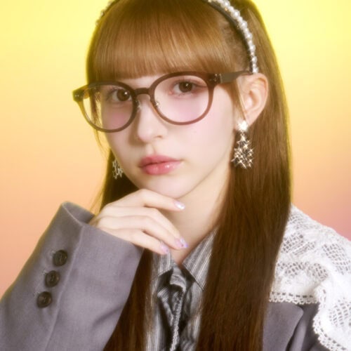 存在感はあるのに、どこか淡い。絶妙な透け感カラーで今っぽく。コーデのワンポイントになる、主役級のこなれアイテム。