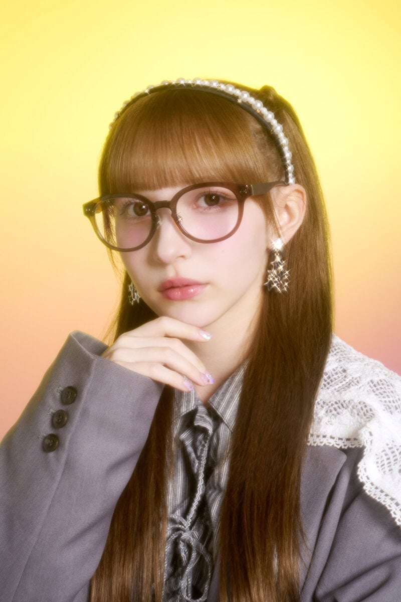 存在感はあるのに、どこか淡い。絶妙な透け感カラーで今っぽく。コーデのワンポイントになる、主役級のこなれアイテム。