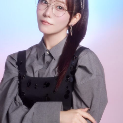 温もりのある絶妙なシルバーが、目元に柔らかな輝きを。おめかししたい日も、個性を出したい日も。どんなシーンにも寄り添ってくれる。