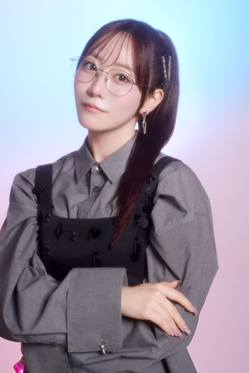 温もりのある絶妙なシルバーが、目元に柔らかな輝きを。おめかししたい日も、個性を出したい日も。どんなシーンにも寄り添ってくれる。