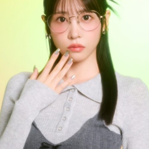 まろやかなブラウンカラーと丸みシルエットで、とびきりスウィートな印象に。あえての大きめサイズだから、欲張りに小顔効果も。