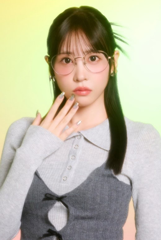 まろやかなブラウンカラーと丸みシルエットで、とびきりスウィートな印象に。あえての大きめサイズだから、欲張りに小顔効果も。