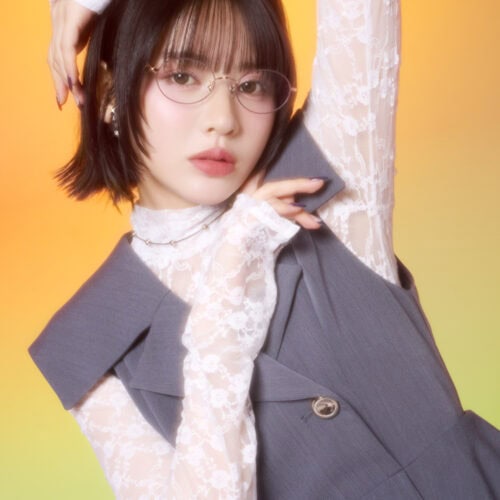 トレンドのオーバルは、華奢なフレームで儚げに。ふんわり甘いブラウンカラーで、メガネ初心者でも取り入れやすい「愛され顔」が完成する。