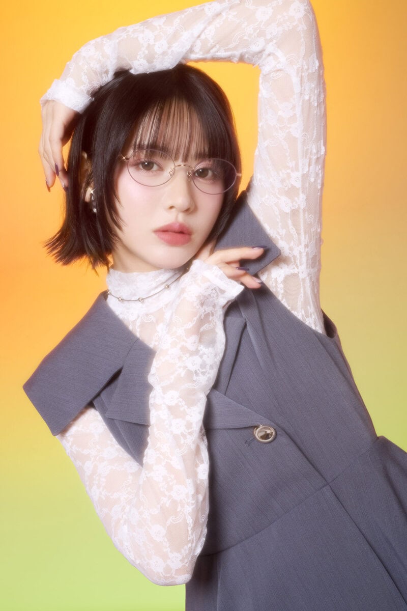 トレンドのオーバルは、華奢なフレームで儚げに。ふんわり甘いブラウンカラーで、メガネ初心者でも取り入れやすい「愛され顔」が完成する。