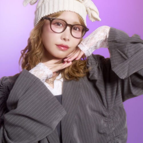 黒でもブラウンでもない、お洒落なニュアンスを仕込むオリーブカラー。どんな表情にもスッと溶け込み、目元の存在感を引き立てる万能な一本。