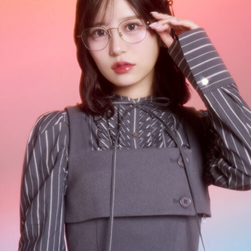 クラシカルなべっこう柄も、細身フレームならこんなにガーリーに。まるでアクセサリーを纏うように、目元にさりげない華やかさを。