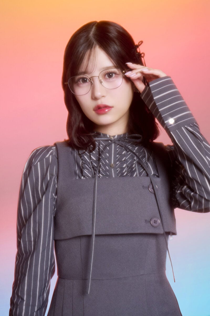 クラシカルなべっこう柄も、細身フレームならこんなにガーリーに。まるでアクセサリーを纏うように、目元にさりげない華やかさを。